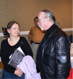 Rosemary Wenchel (à gauche) du Ministère de la Sécurité du Territoire (DHS, Department of Homeland Security) avec Jeff "Skunk" (putois) Baxter, un ancien musicien et désormais conseiller de la défense US qui a travaillé avec des entreprises comme Northrup Grumman et SAIC. Le cadre de SAIC/Leidos Jeff Cooper se tient derrière lui