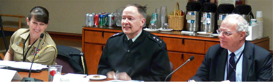 Le Gén. Keith Alexander (au milieu), qui a été directeur de la NSA et du Service Central de Sécurité de 2005 à 2014, ainsi que chef du Cyber-Commandement US de 2010 à 2014, au Highlands Forum de 2010 sur la cyber-dissuasion