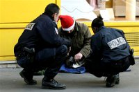 Des policiers avec un SDF