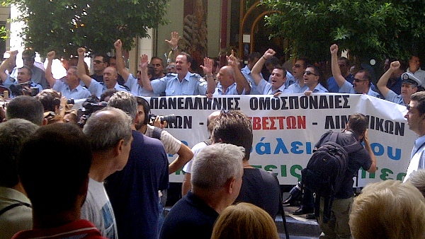 Grèce, manifestation de policiers. Comment reconnaitre les gentils des méchants…