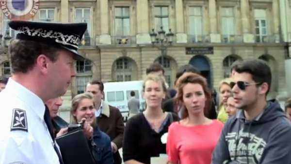 Veilleurs Debout : dispersion par les CRS du soutien silencieux à Nicolas Buss