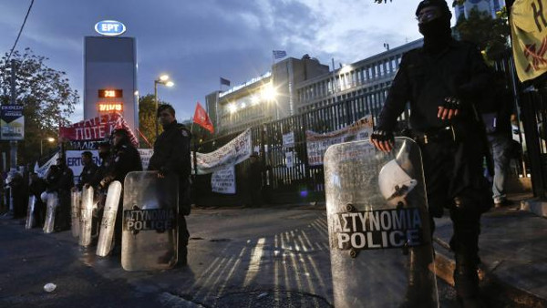 Grèce : l&rsquo;évacuation musclée des locaux de la télévision publique par la police provoque des remous au Parlement (Alexis Martinez)