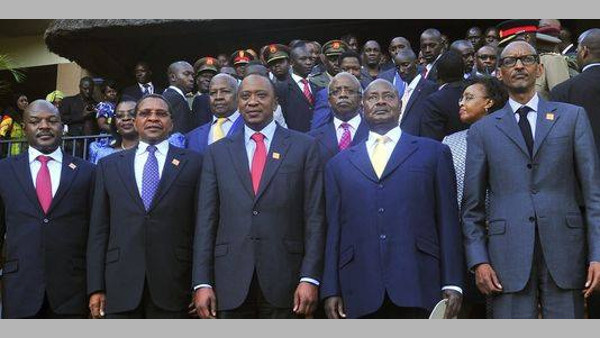 Cinq pays d&rsquo;Afrique de l&rsquo;Est se lancent vers une union monétaire (Le Monde)