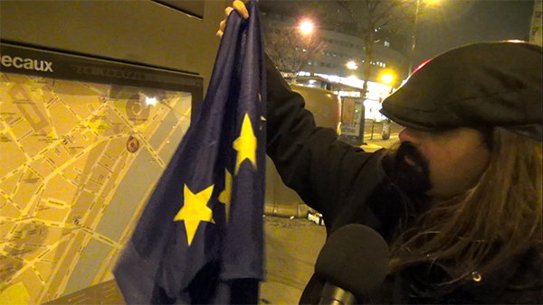 Reportage : Sylvain Baron décroche un drapeau européen près de la Maison de la Radio à Paris