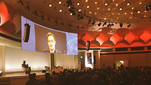 Edward Snowden: « nous devons nous emparer des moyens de communication » pour préserver nos libertés de base
