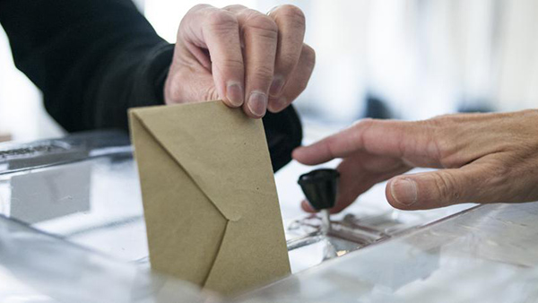 Atelier citoyen : « Démocratie et contrôle citoyen – Voter, ça suffit ? », avec Étienne Chouard & Michel Collon (samedi 4 février)