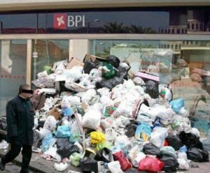 Opération « Je dépose mes poubelles devant les banques » (1er septembre 2013)