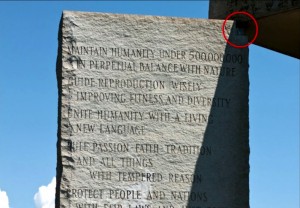 Détail des Georgia Guidestones (cliquez pour agrandir)