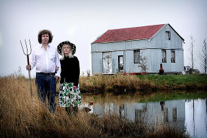 islande-couple-in-front-of-summerhouse-300