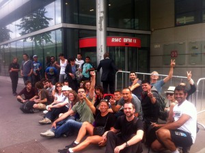 Une trentaine de manifestants sont arrivés au pieds de l'immeuble de BFM-TV