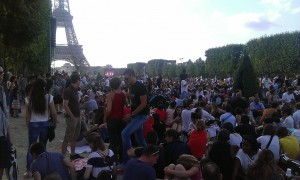 Le sitting au Champs de Mars près de la Tour Eiffel semble avoir été une erreur stratégique...