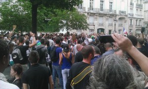 Environ 700 personnes sont rassemblées et scandent "résistance" !