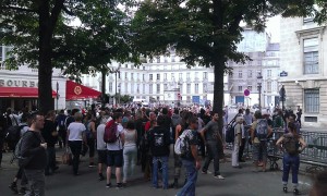 environ 150 personnes se trouvent sur la place Herriot, et derrière de l'Assemblée Nationale (rue de l'Université)