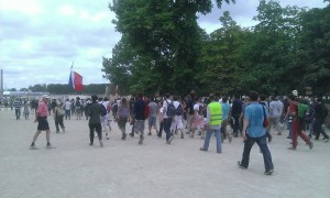 Un groupe de manifestants arrive au jardin des Tuileries